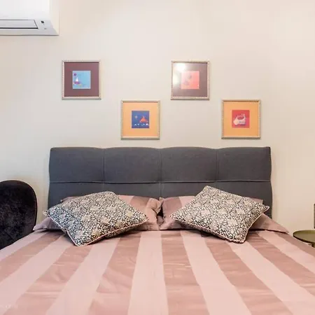 Around The Globe Apartment Warna